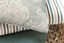 Salon dekorative Dežman - Izdelovanje zaves po meri, izdelava, prti po meri, zavese, roloji, senčila, karnise, blazine, pregrinjala, prti, nadprti, tekači, namizni pogrinjki, tekstilne in PVC talne obloge, preproge, predpražniki, vreče za sedenje, svetovanje, oblazinjanje pohištva, šivanje, polaganje talnih oblog