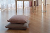 Salon dekorative Dežman - Izdelovanje zaves po meri, izdelava, prti po meri, zavese, roloji, senčila, karnise, blazine, pregrinjala, prti, nadprti, tekači, namizni pogrinjki, tekstilne in PVC talne obloge, preproge, predpražniki, vreče za sedenje, svetovanje, oblazinjanje pohištva, šivanje, polaganje talnih oblog