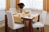 Salon dekorative Dežman - Izdelovanje zaves po meri, izdelava, prti po meri, zavese, roloji, senčila, karnise, blazine, pregrinjala, prti, nadprti, tekači, namizni pogrinjki, tekstilne in PVC talne obloge, preproge, predpražniki, vreče za sedenje, svetovanje, oblazinjanje pohištva, šivanje, polaganje talnih oblog