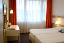 Salon dekorative Dežman - Zavese, roloji, senčila, karnise, blazine, pregrinjala, prti, nadprti, tekači, namizni pogrinjki, tekstilne in PVC talne obloge, preproge, predpražniki, vreče za sedenje, svetovanje, oblazinjanje pohi&scaron;tva, &scaron;ivanje, polaganje talnih oblog