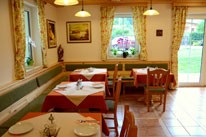 Salon dekorative Dežman - Izdelovanje zaves po meri, izdelava, prti po meri, zavese, roloji, senčila, karnise, blazine, pregrinjala, prti, nadprti, tekači, namizni pogrinjki, tekstilne in PVC talne obloge, preproge, predpražniki, vreče za sedenje, svetovanje, oblazinjanje pohištva, šivanje, polaganje talnih oblog