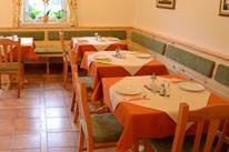 Salon dekorative Dežman - Izdelovanje zaves po meri, izdelava, prti po meri, zavese, roloji, senčila, karnise, blazine, pregrinjala, prti, nadprti, tekači, namizni pogrinjki, tekstilne in PVC talne obloge, preproge, predpražniki, vreče za sedenje, svetovanje, oblazinjanje pohištva, šivanje, polaganje talnih oblog