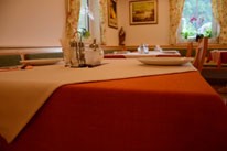 Salon dekorative Dežman - Izdelovanje zaves po meri, izdelava, prti po meri, zavese, roloji, senčila, karnise, blazine, pregrinjala, prti, nadprti, tekači, namizni pogrinjki, tekstilne in PVC talne obloge, preproge, predpražniki, vreče za sedenje, svetovanje, oblazinjanje pohištva, šivanje, polaganje talnih oblog