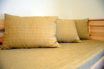 Salon dekorative Dežman - Izdelovanje zaves po meri, izdelava, prti po meri, zavese, roloji, senčila, karnise, blazine, pregrinjala, prti, nadprti, tekači, namizni pogrinjki, tekstilne in PVC talne obloge, preproge, predpražniki, vreče za sedenje, svetovanje, oblazinjanje pohištva, šivanje, polaganje talnih oblog