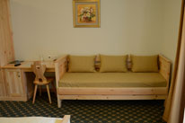 Salon dekorative Dežman - Izdelovanje zaves po meri, izdelava, prti po meri, zavese, roloji, senčila, karnise, blazine, pregrinjala, prti, nadprti, tekači, namizni pogrinjki, tekstilne in PVC talne obloge, preproge, predpražniki, vreče za sedenje, svetovanje, oblazinjanje pohištva, šivanje, polaganje talnih oblog