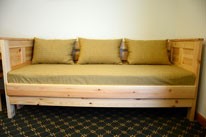 Salon dekorative Dežman - Izdelovanje zaves po meri, izdelava, prti po meri, zavese, roloji, senčila, karnise, blazine, pregrinjala, prti, nadprti, tekači, namizni pogrinjki, tekstilne in PVC talne obloge, preproge, predpražniki, vreče za sedenje, svetovanje, oblazinjanje pohištva, šivanje, polaganje talnih oblog