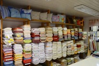 Salon dekorative Dežman - Izdelovanje zaves po meri, izdelava, prti po meri, zavese, roloji, senčila, karnise, blazine, pregrinjala, prti, nadprti, tekači, namizni pogrinjki, tekstilne in PVC talne obloge, preproge, predpražniki, vreče za sedenje, svetovanje, oblazinjanje pohištva, šivanje, polaganje talnih oblog