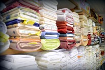 Salon dekorative Dežman - Izdelovanje zaves po meri, izdelava, prti po meri, zavese, roloji, senčila, karnise, blazine, pregrinjala, prti, nadprti, tekači, namizni pogrinjki, tekstilne in PVC talne obloge, preproge, predpražniki, vreče za sedenje, svetovanje, oblazinjanje pohištva, šivanje, polaganje talnih oblog