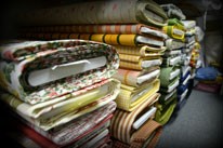 Salon dekorative Dežman - Izdelovanje zaves po meri, izdelava, prti po meri, zavese, roloji, senčila, karnise, blazine, pregrinjala, prti, nadprti, tekači, namizni pogrinjki, tekstilne in PVC talne obloge, preproge, predpražniki, vreče za sedenje, svetovanje, oblazinjanje pohištva, šivanje, polaganje talnih oblog