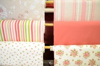 Salon dekorative Dežman - Izdelovanje zaves po meri, izdelava, prti po meri, zavese, roloji, senčila, karnise, blazine, pregrinjala, prti, nadprti, tekači, namizni pogrinjki, tekstilne in PVC talne obloge, preproge, predpražniki, vreče za sedenje, svetovanje, oblazinjanje pohištva, šivanje, polaganje talnih oblog