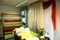 Salon dekorative Dežman - Izdelovanje zaves po meri, izdelava, prti po meri, zavese, roloji, senčila, karnise, blazine, pregrinjala, prti, nadprti, tekači, namizni pogrinjki, tekstilne in PVC talne obloge, preproge, predpražniki, vreče za sedenje, svetovanje, oblazinjanje pohištva, šivanje, polaganje talnih oblog