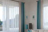 Salon dekorative Dežman - Izdelovanje zaves po meri, izdelava, prti po meri, zavese, roloji, senčila, karnise, blazine, pregrinjala, prti, nadprti, tekači, namizni pogrinjki, tekstilne in PVC talne obloge, preproge, predpražniki, vreče za sedenje, svetovanje, oblazinjanje pohištva, šivanje, polaganje talnih oblog