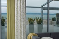 Salon dekorative Dežman - Izdelovanje zaves po meri, izdelava, prti po meri, zavese, roloji, senčila, karnise, blazine, pregrinjala, prti, nadprti, tekači, namizni pogrinjki, tekstilne in PVC talne obloge, preproge, predpražniki, vreče za sedenje, svetovanje, oblazinjanje pohištva, šivanje, polaganje talnih oblog